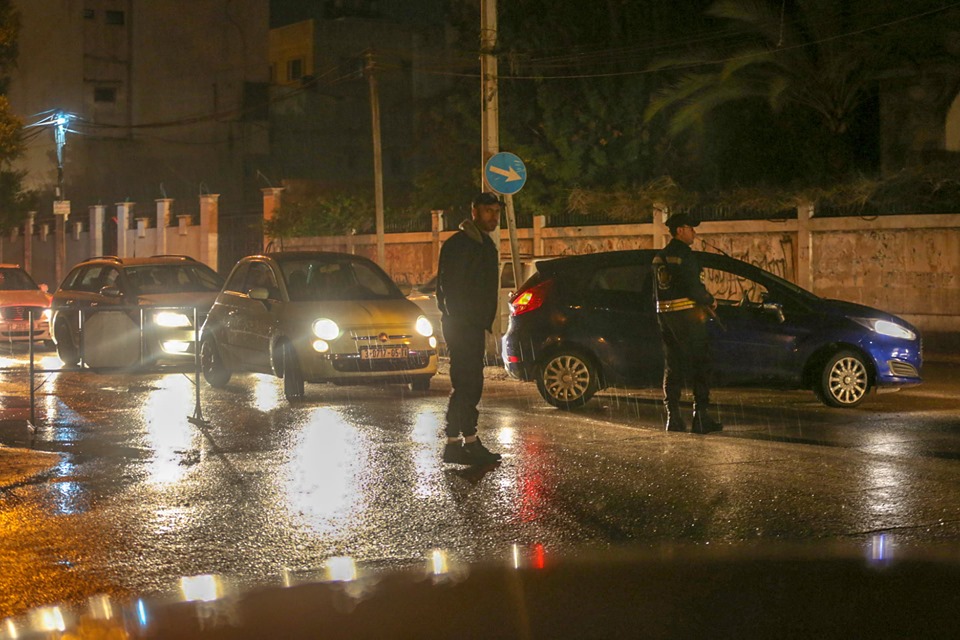 أفراد الأجهزة الأمنية خلال أداء واجبهم الليلة الماضية، أثناء المنخفض الجوي