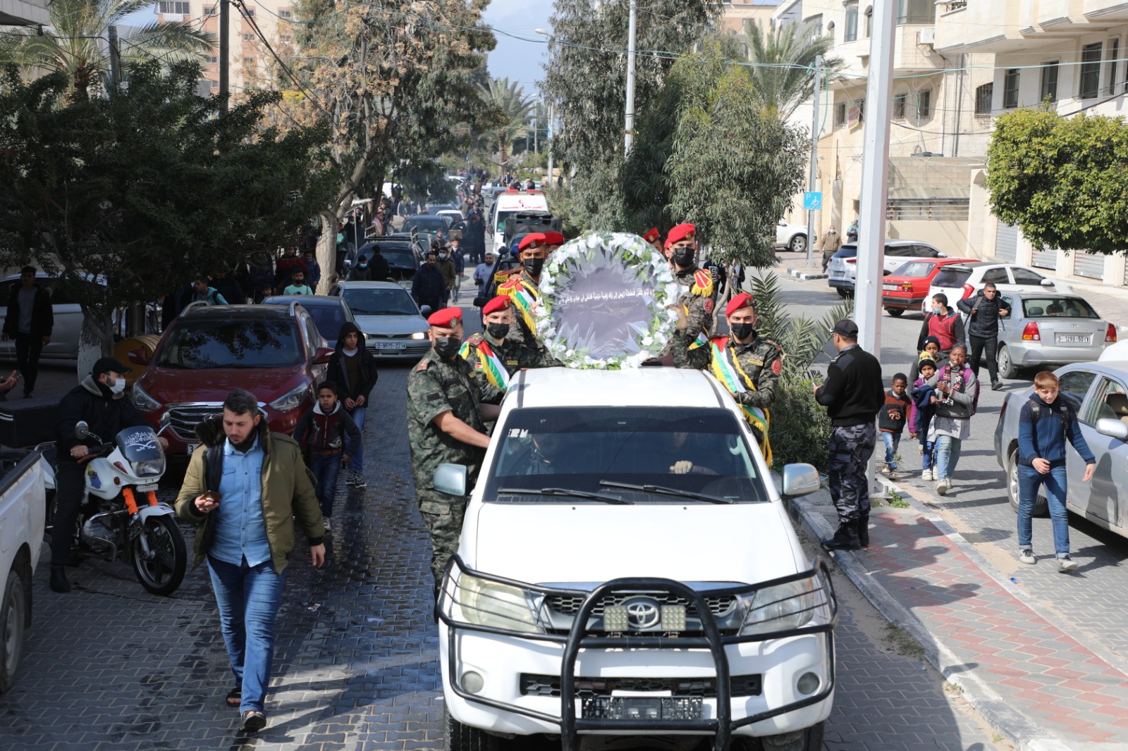 بمراسم عسكرية.. جماهير غزة تُشيع الوزير السابق زياد الظاظا