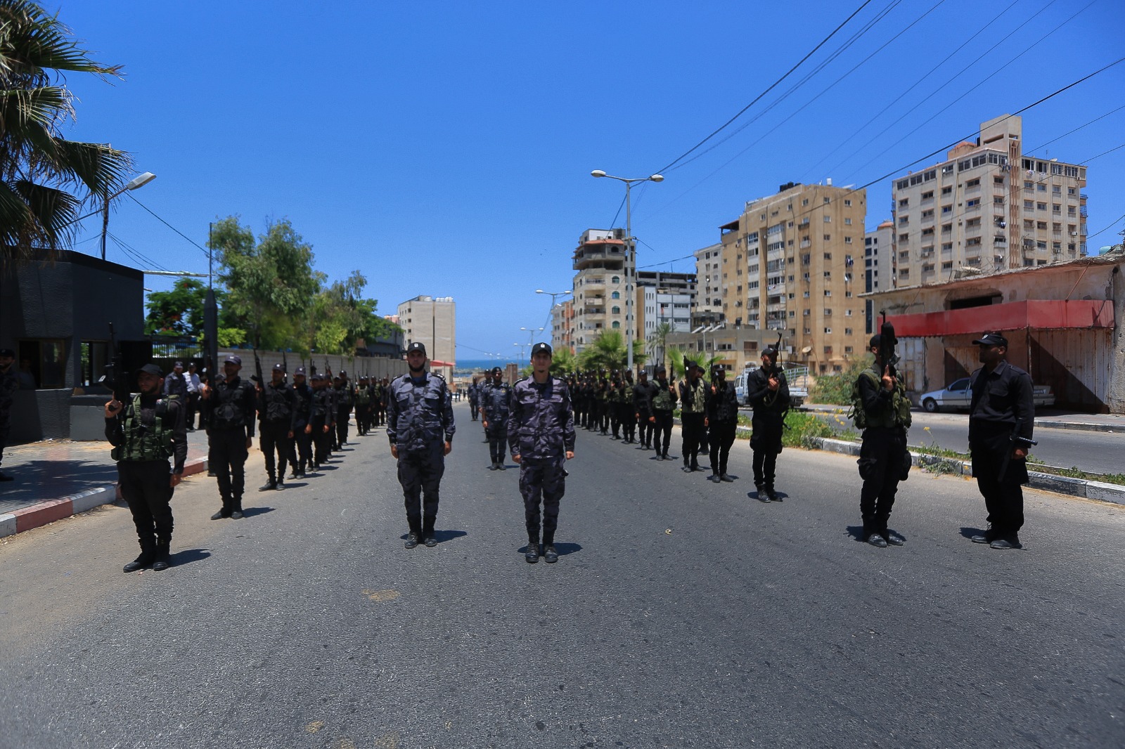 مديرية التدريب تُنظم مسيراً عسكرياً للدفعة الأولى من الدورة التأسيسية الثانية