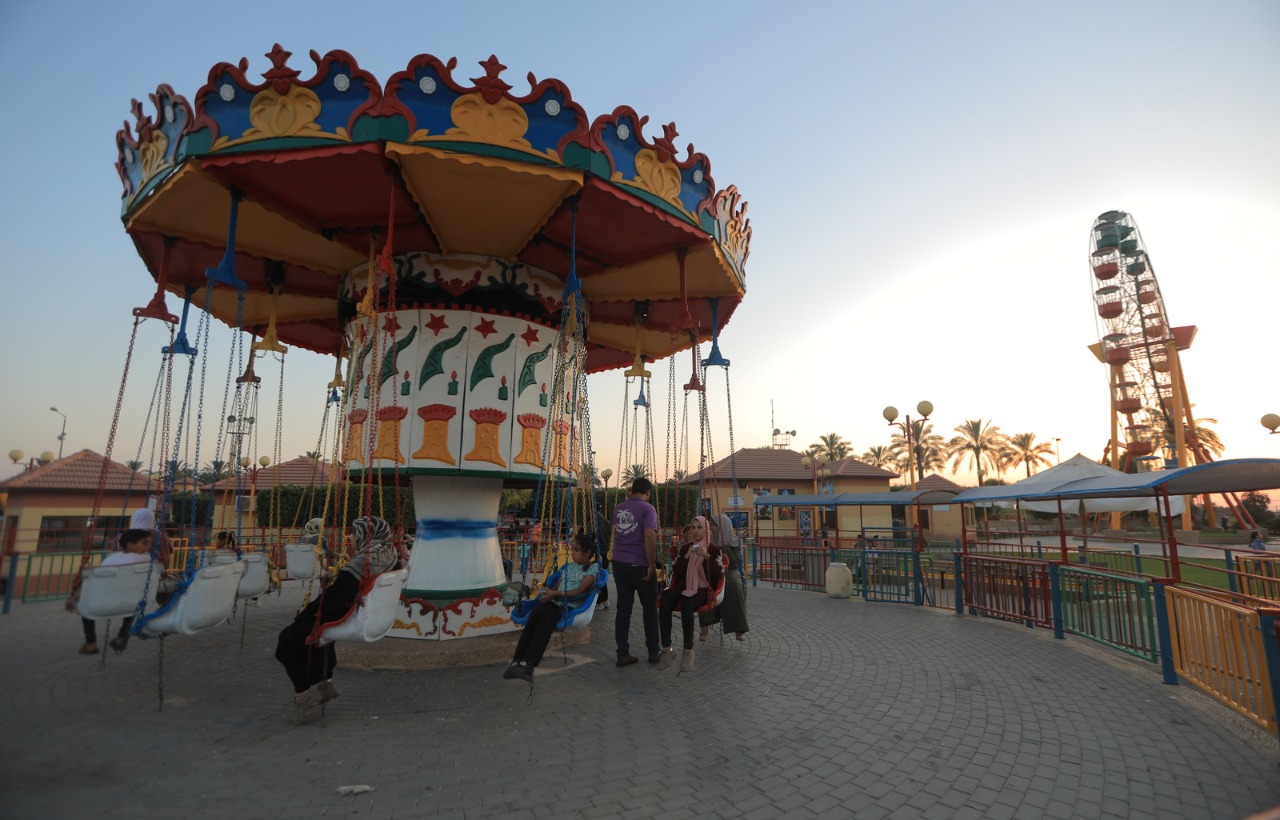 مواطنون يقضون إجازة نهاية الأسبوع في عدد من الأماكن الترفيهية بقطاع غزة