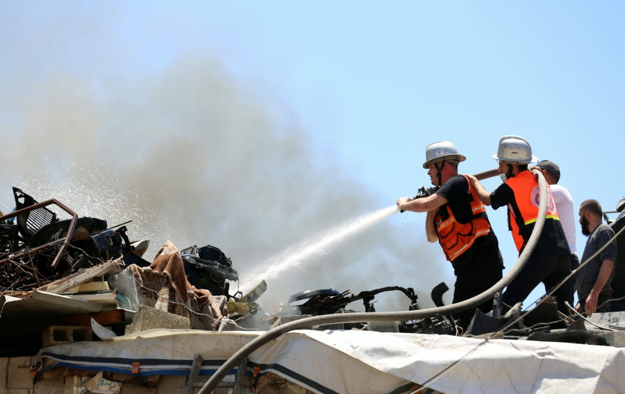 الدفاع المدني يُتابع آثار العدوان الإسرائيلي