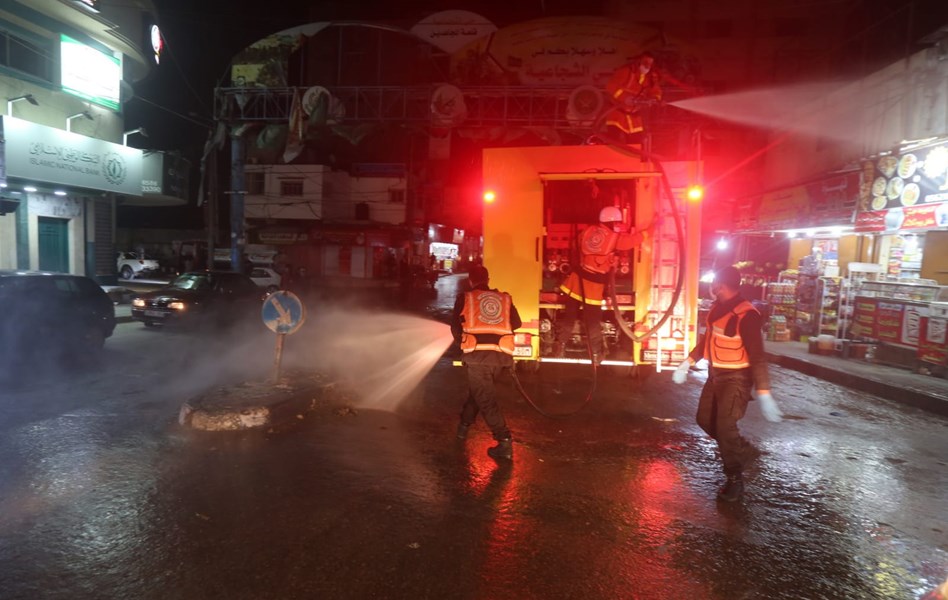 الدفاع المدني يُشارك في مبادرات للتعقيم بمحافظات القطاع لمكافحة جائحة كورونا