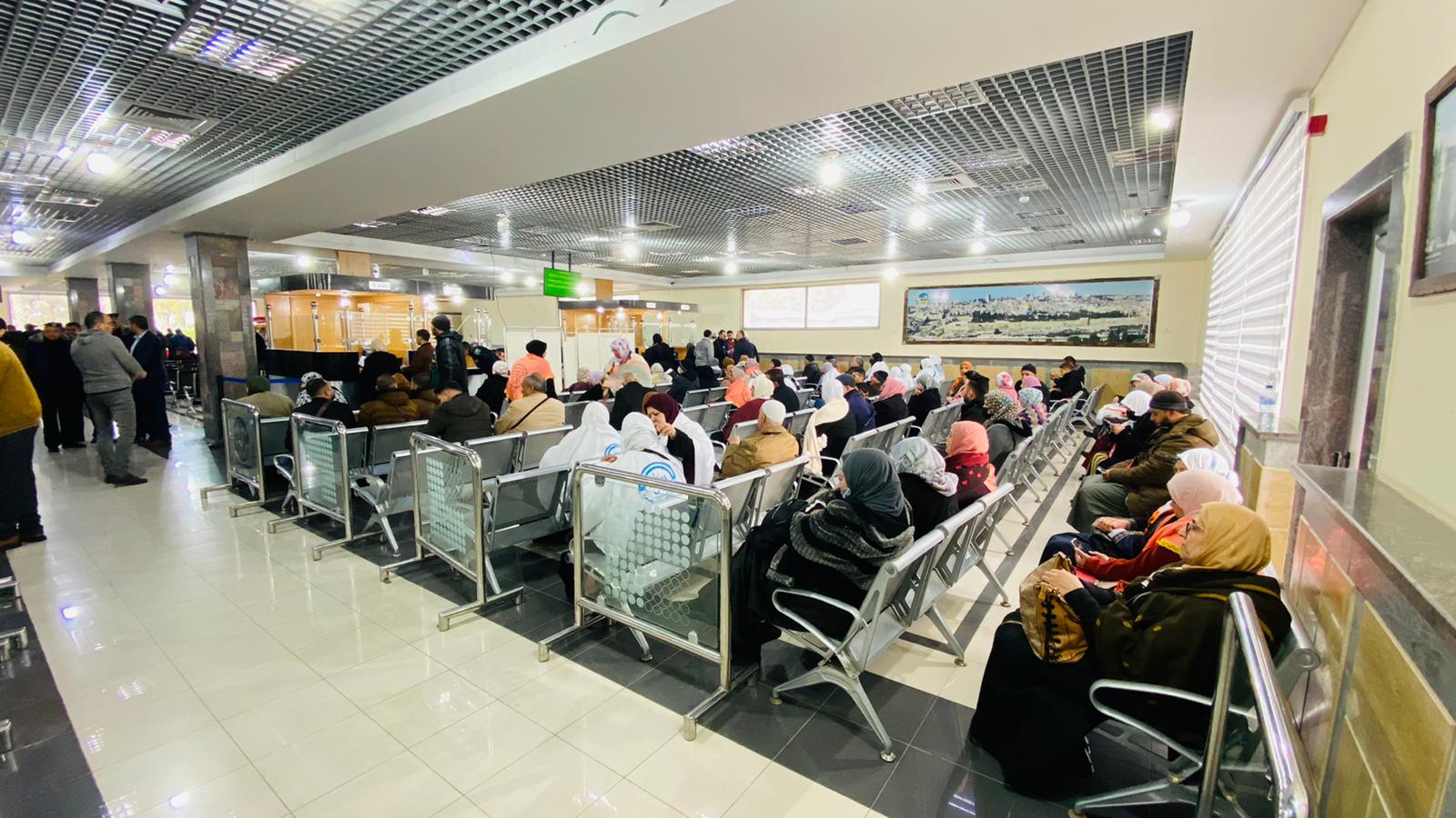 أطقم "المعابر" تُسهل مغادرة الفوج الأول من المعتمرين عبر معبر رفح 