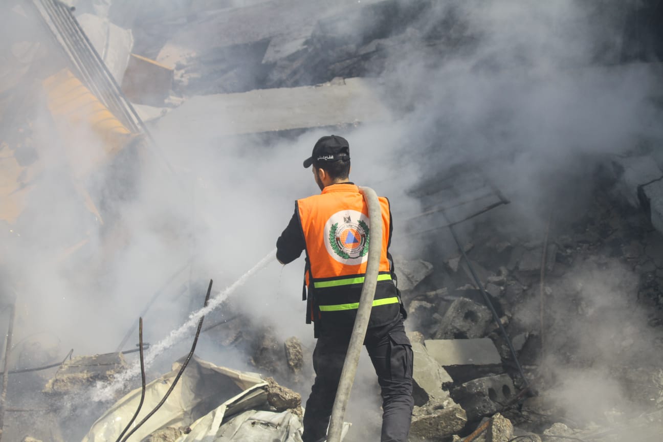 الدفاع المدني يُتابع آثار العدوان الإسرائيلي