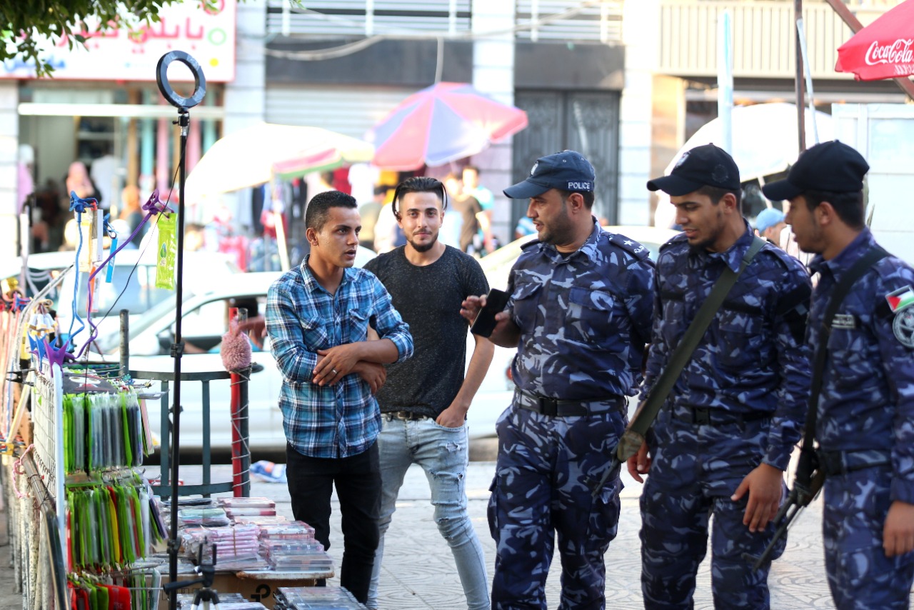 صور من انتشار الأجهزة والإدارات الشرطية لتيسير وتأمين حركة المواطنين عشية عيد الأضحى المبارك