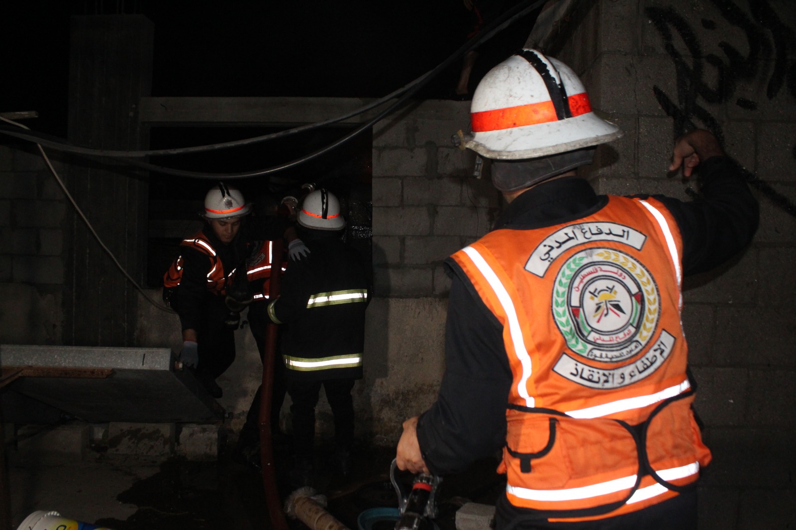 الدفاع المدني يُتابع آثار العدوان الإسرائيلي