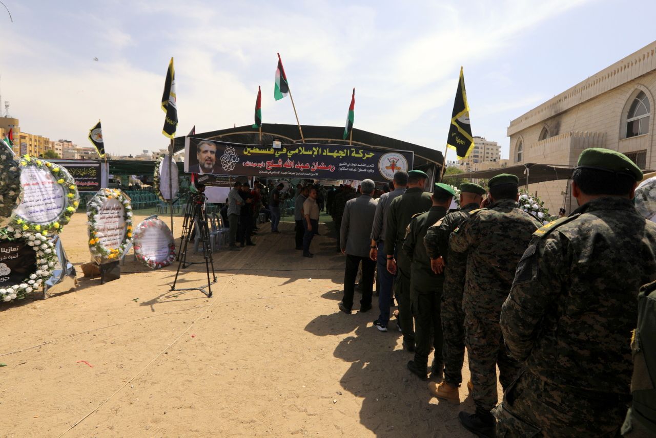 وفد حكومي رفيع يُقدم واجب العزاء بوفاة الراحل "شلّح"