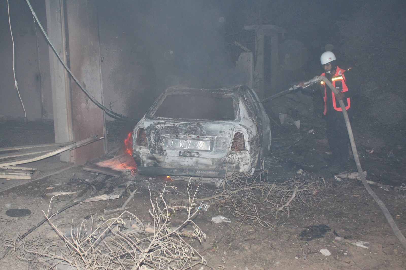 الدفاع المدني يُتابع آثار العدوان الإسرائيلي