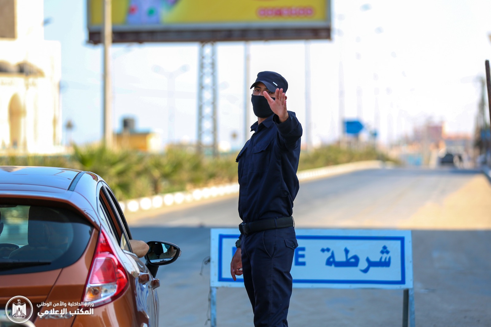 "البحرية" تواصل متابعة عمل الصيادين وإغلاق شاطئ البحر