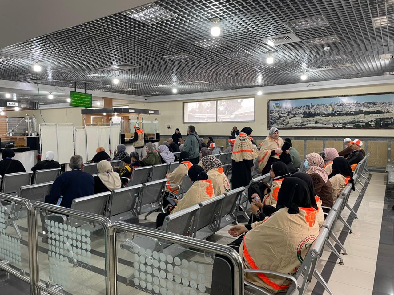 أطقم هيئة المعابر والحدود تُسهل مغادرة الفوج الخامس من المعتمرين عبر معبر رفح البري