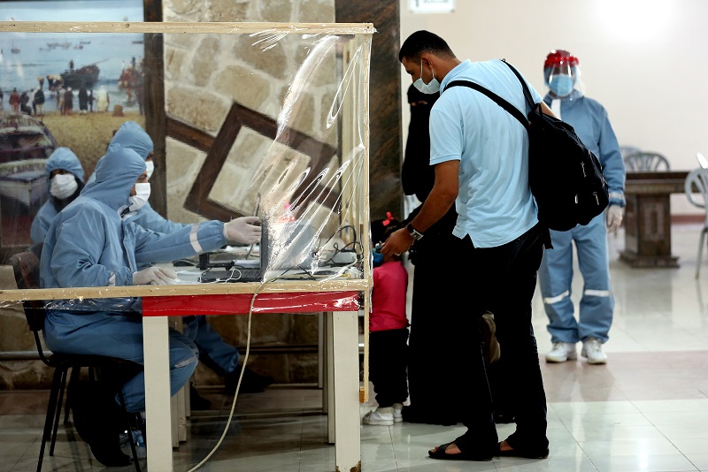 توافد المسافرين العائدين عبر معبر رفح في أول أيام فتحه استثنائياً