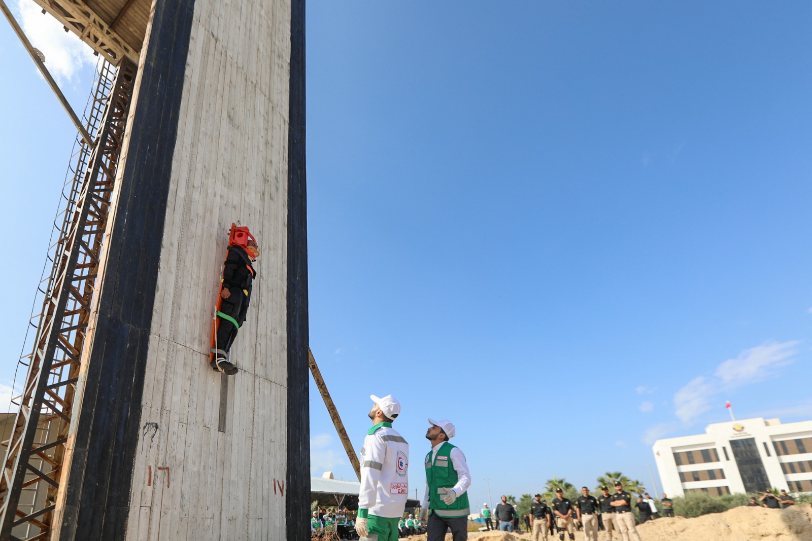 الخدمات الطبية تُخرِّج دورة "مسعف وضابـط إسعاف" الثالثة عشر