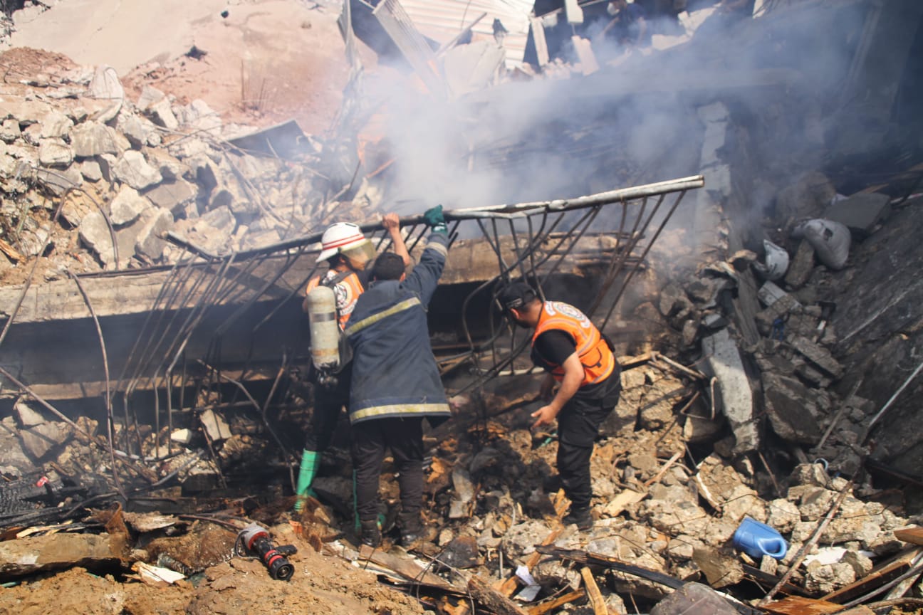 الدفاع المدني يُتابع آثار العدوان الإسرائيلي