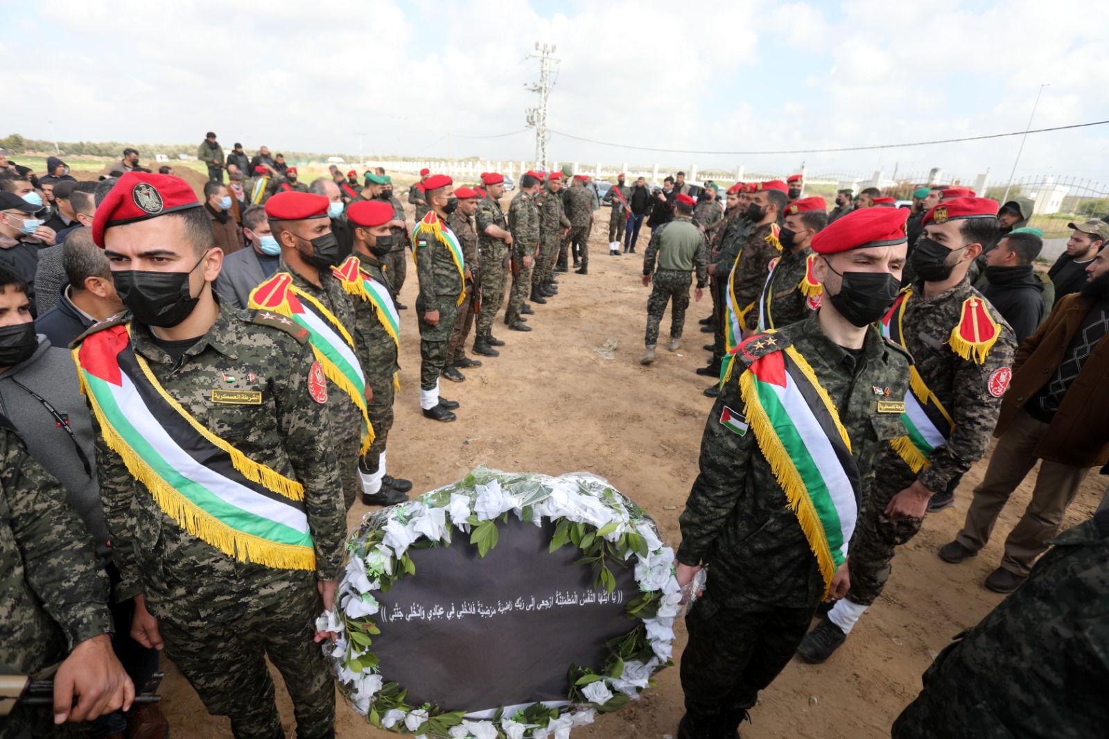 بمراسم عسكرية.. جماهير غزة تُشيع الوزير السابق زياد الظاظا