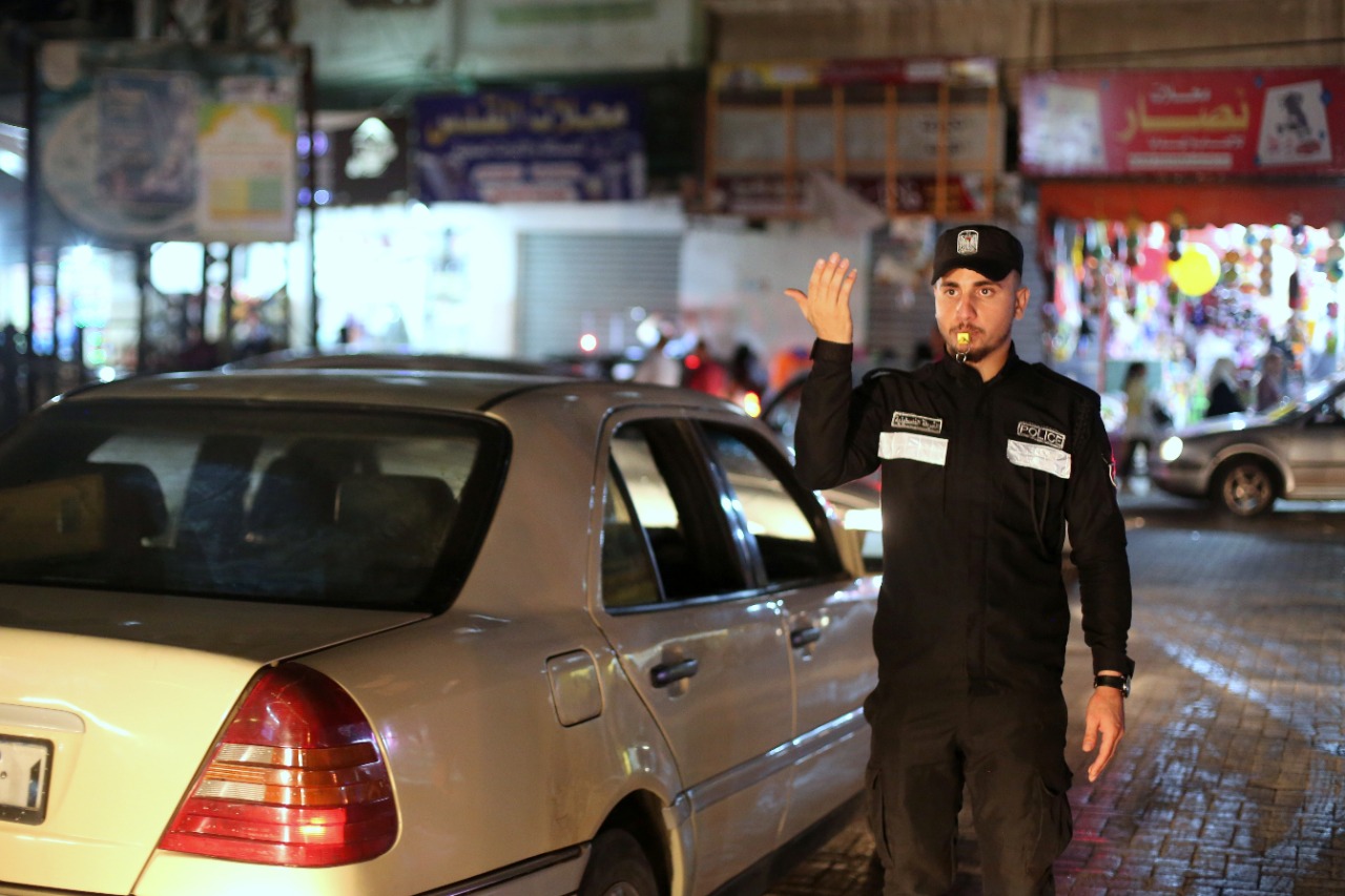 صور من انتشار الأجهزة والإدارات الشرطية لتيسير وتأمين حركة المواطنين عشية عيد الأضحى المبارك