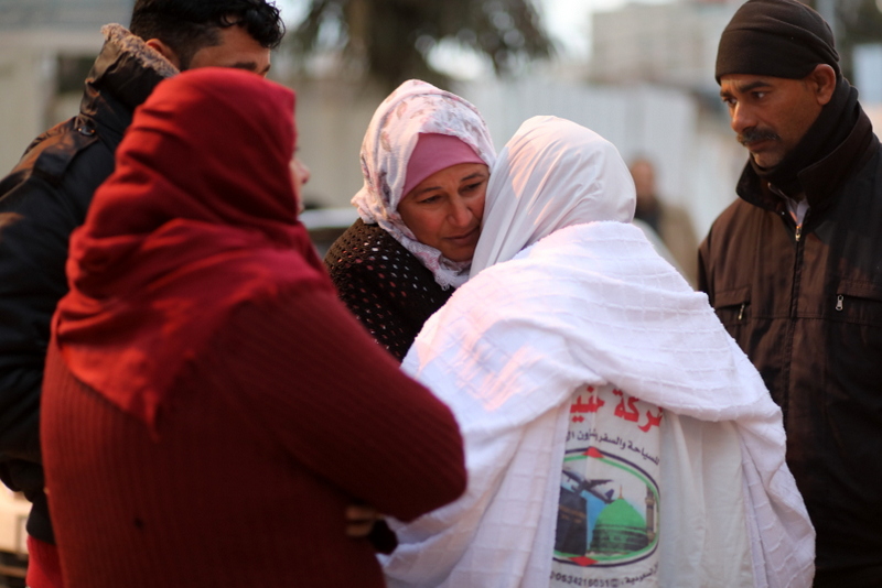 أطقم "المعابر" تُسهل مغادرة الفوج الأول من المعتمرين عبر معبر رفح 