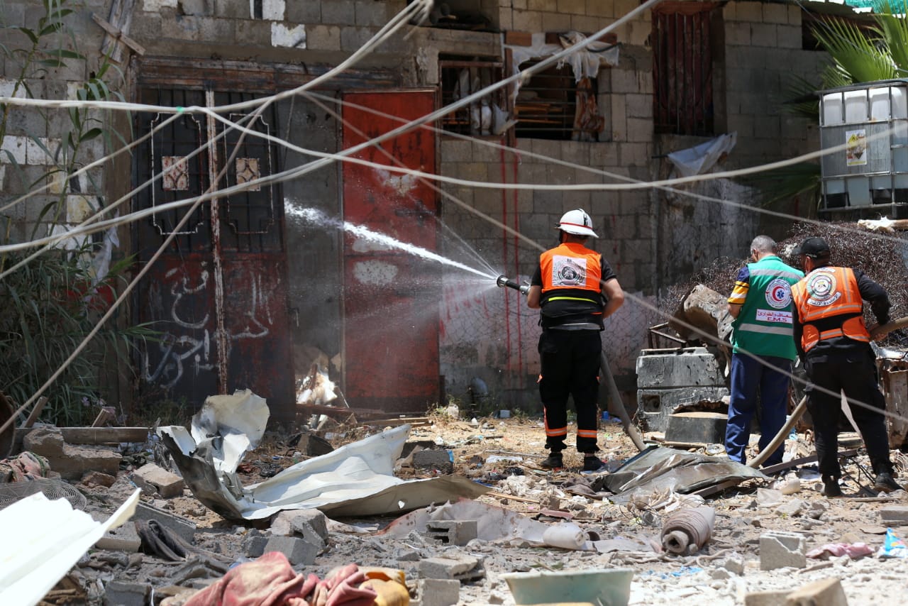 الدفاع المدني يُتابع آثار العدوان الإسرائيلي