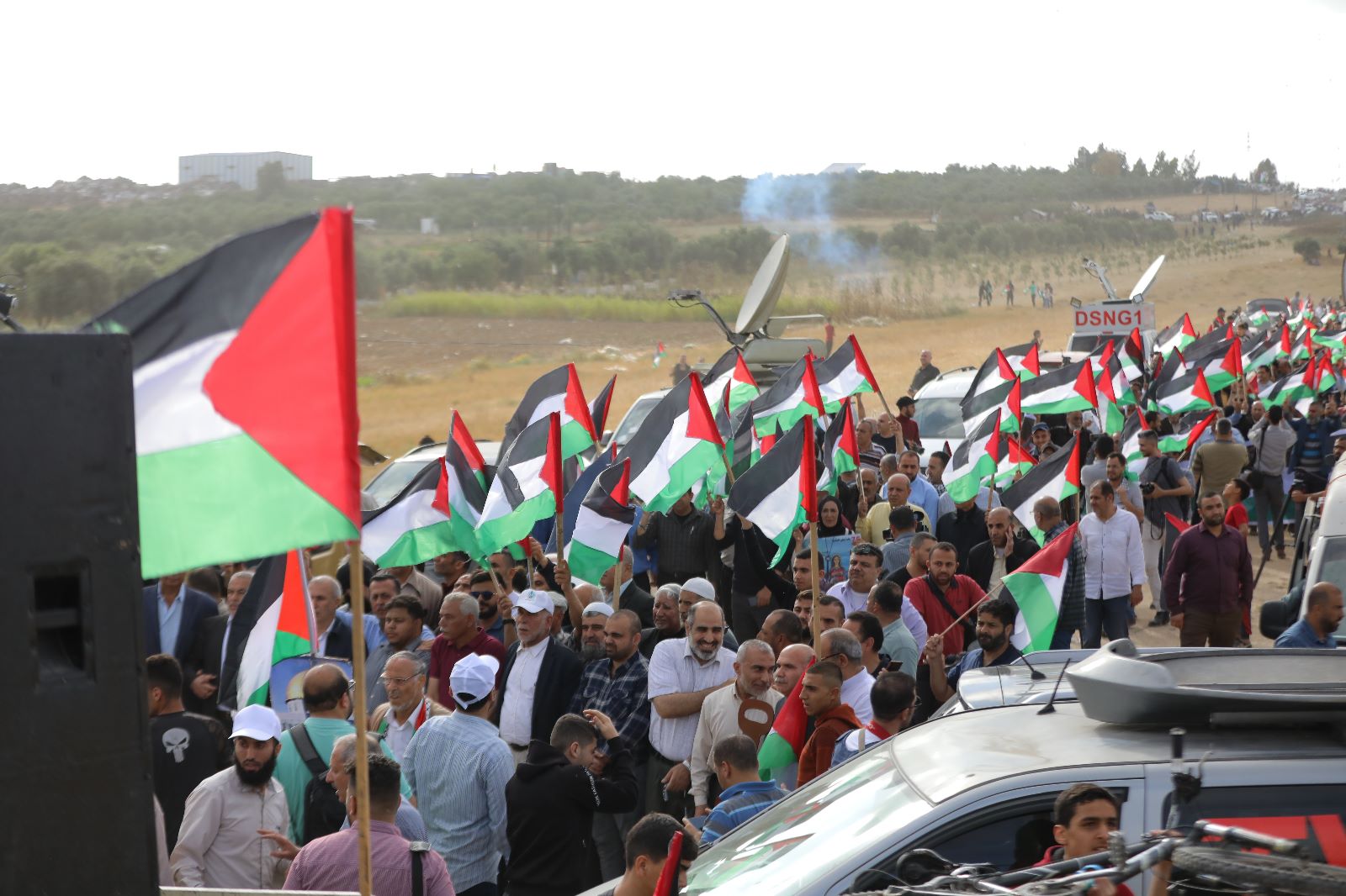 أجهزة "الداخلية" تساند المواطنين بفعالية "مسيرة الأعلام الفلسطينية" شرق غزة