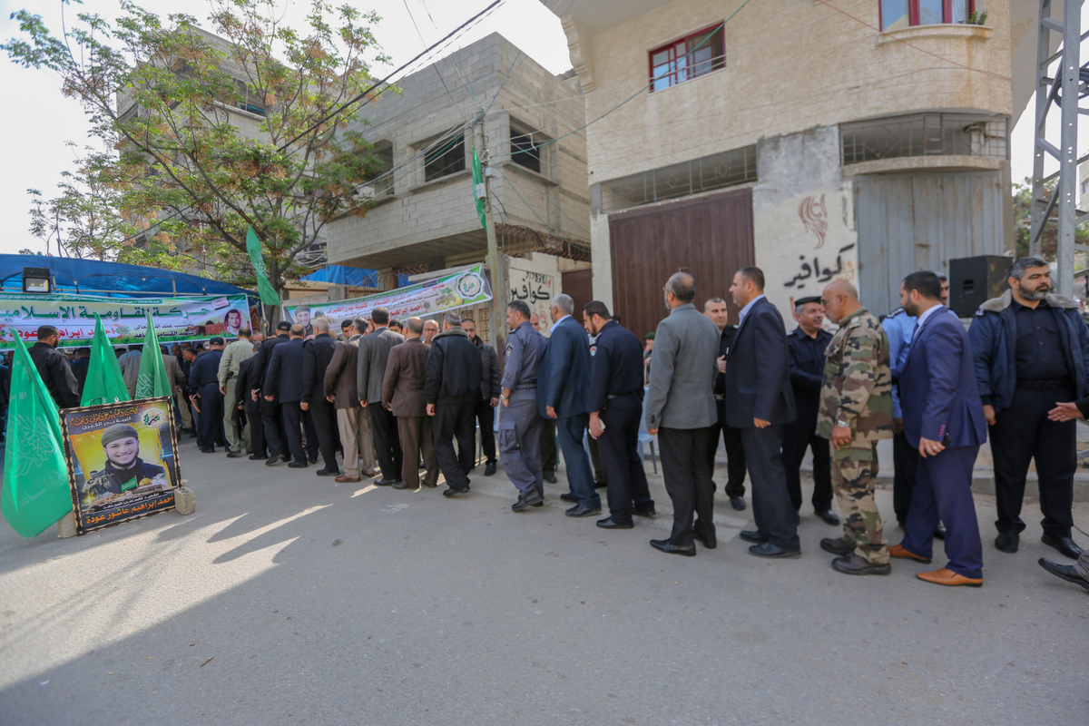 قيادة الداخلية تُقدم واجب العزاء لذوي شهداء مسيرة العودة