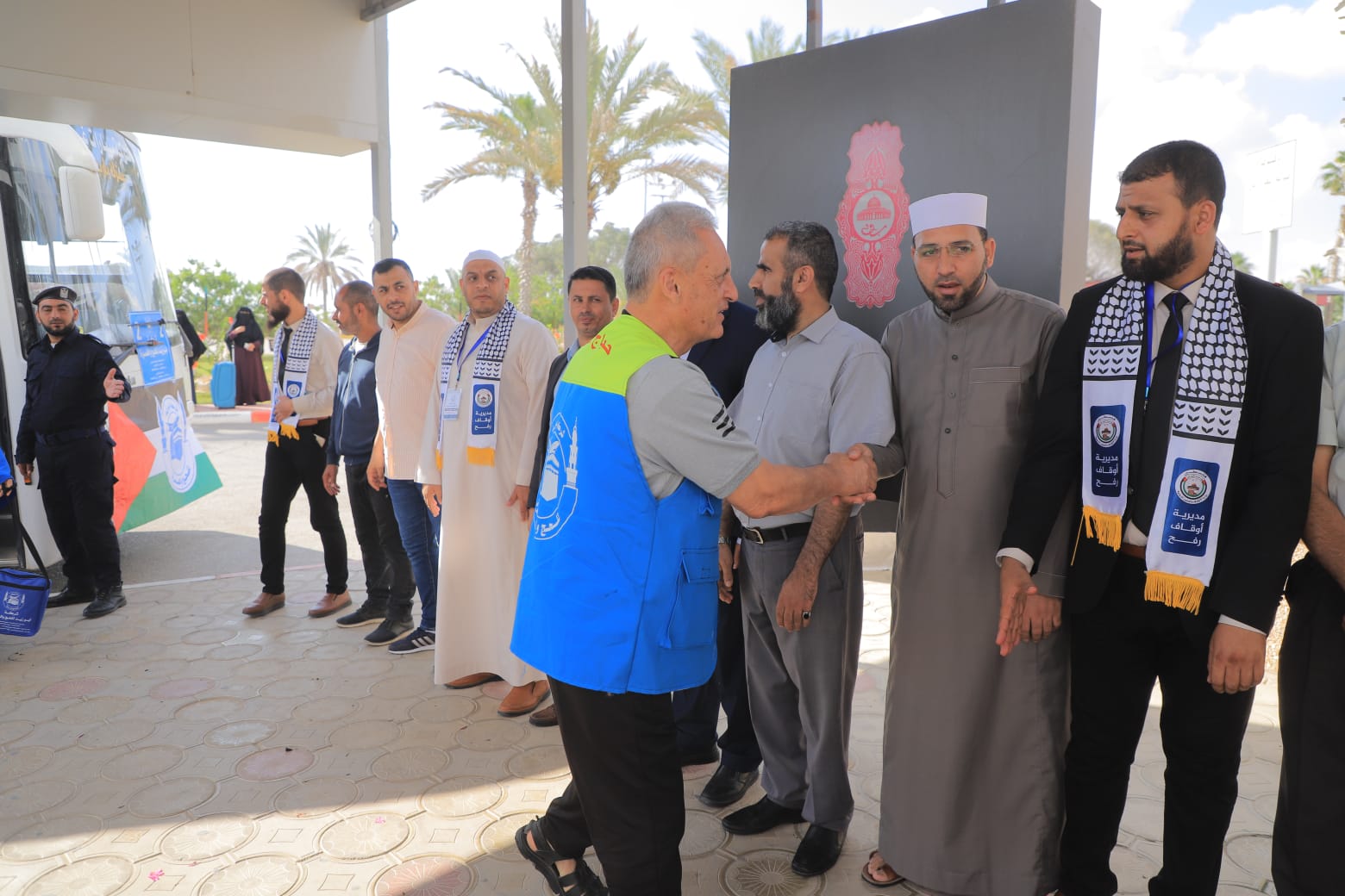 أطقم "المعابر" و"أجهزة الداخلية" تسهل مغادرة حجاج بيت الله عبر معبر رفح