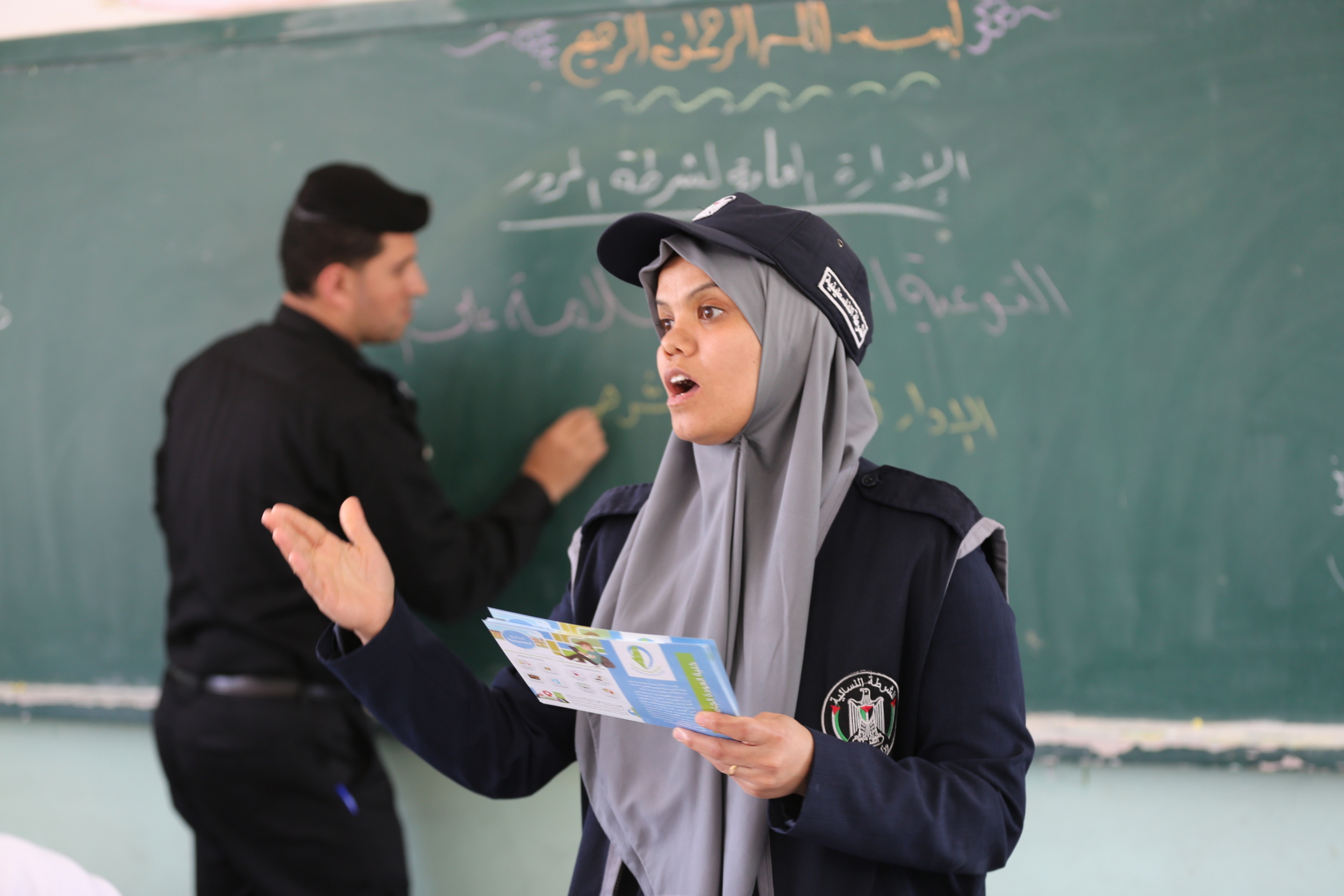 المرور والشرطة النسائية تُطلقان حملة توعوية لطالبات المدارس الثانوية