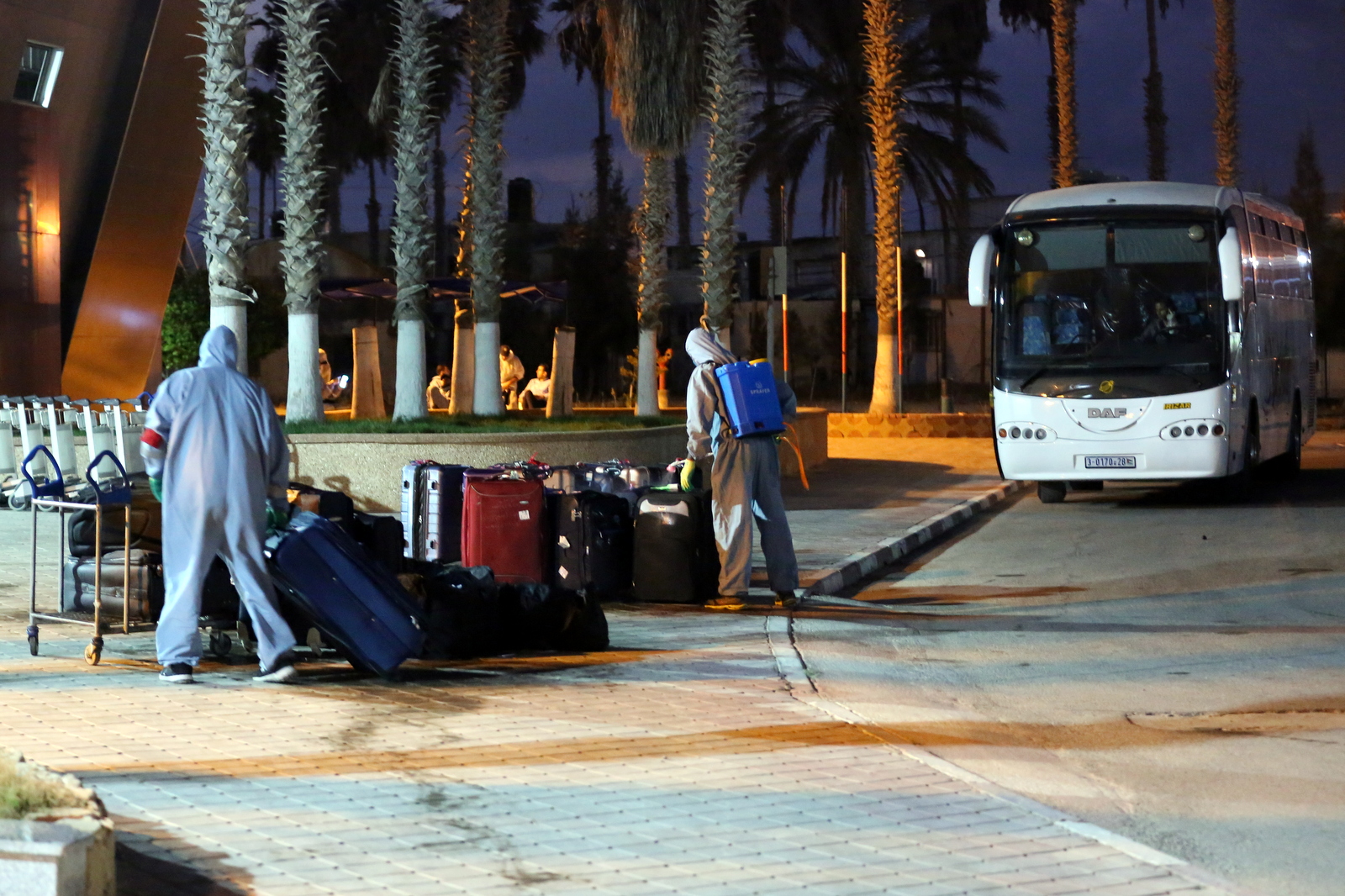 توافد المسافرين العائدين عبر معبر رفح في أول أيام فتحه استثنائياً