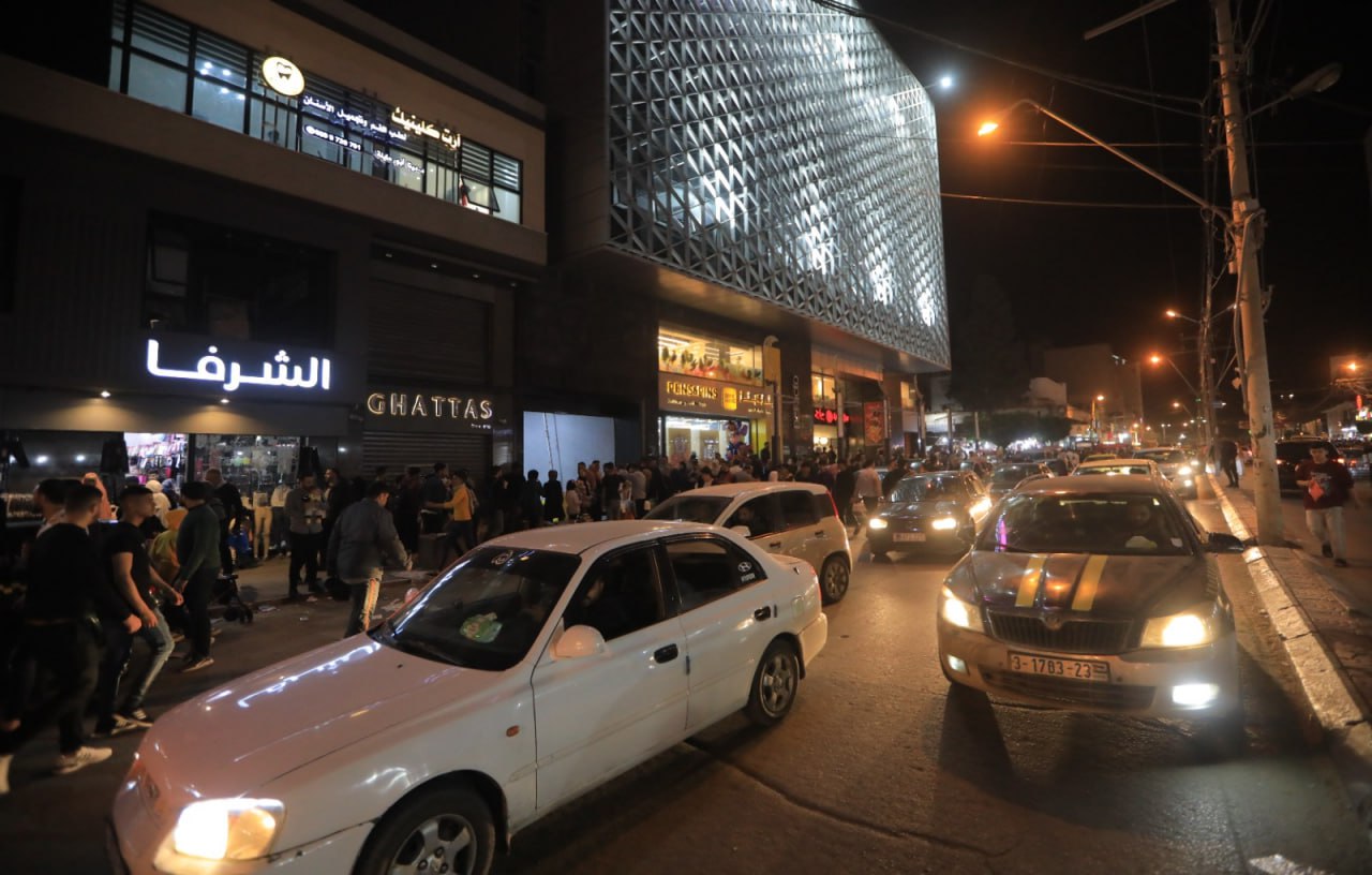 أجواء غزة عشية عيد الفطر السعيد وانتشار أجهزة الداخلية لتسهيل حركة المواطنين وتهيئة الأجواء الملائمة