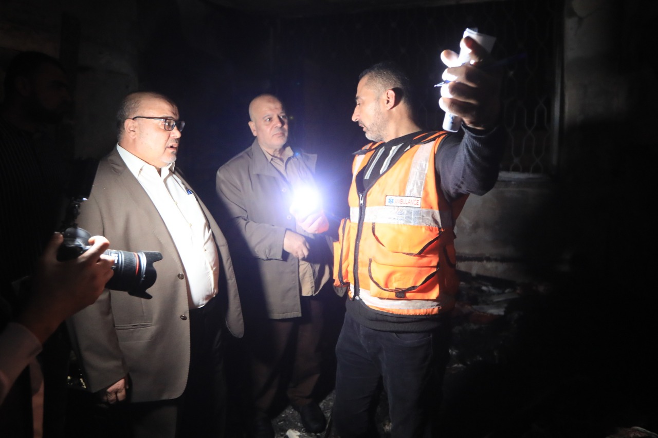 صور من تعامل أطقم الدفاع المدني والشرطة مع حريق البناية السكنية شمال غزة