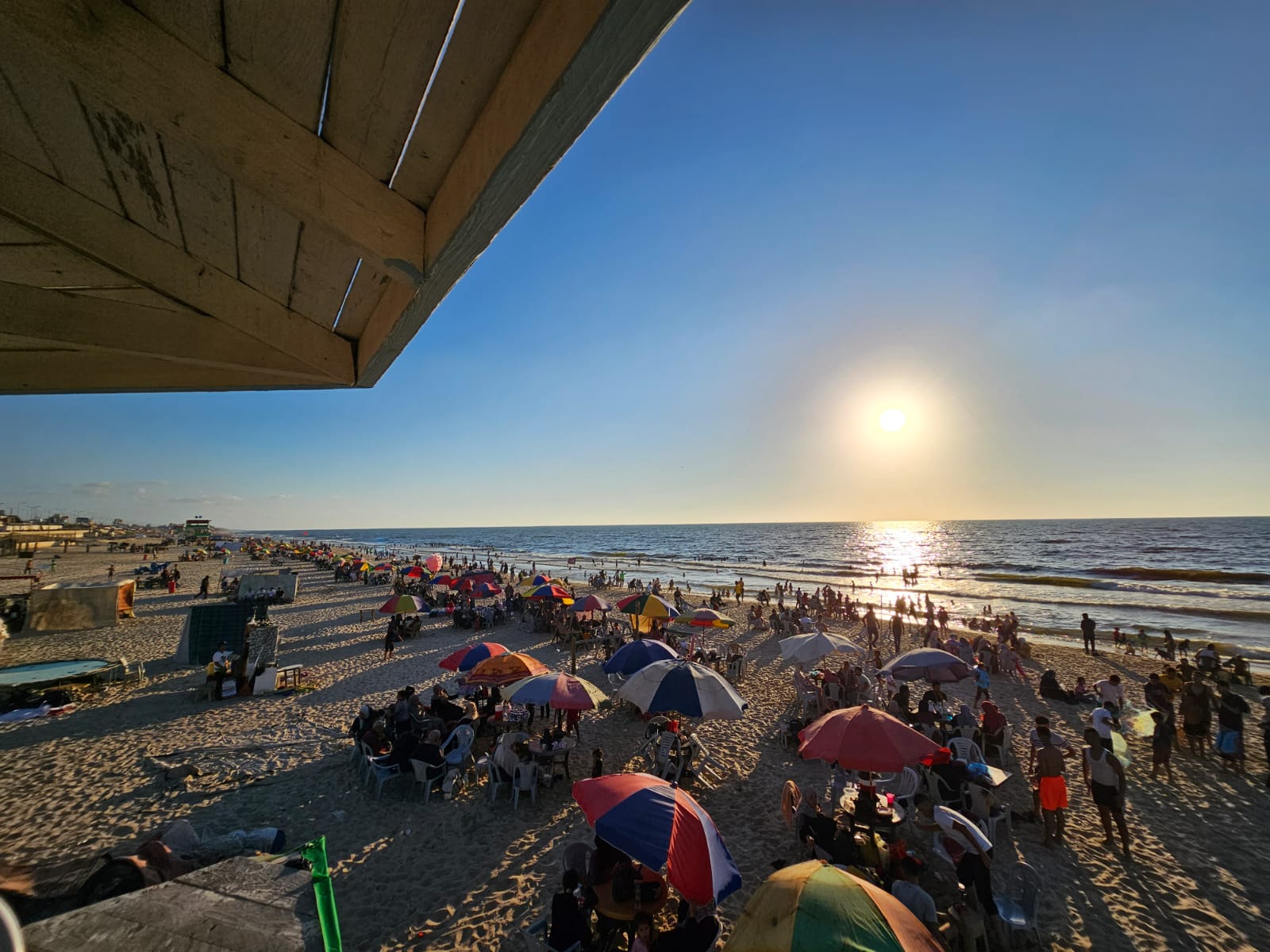 اصطياف المواطنين بغزة على شاطئ البحر وعدد من الأماكن الترفيهية خلال الإجازة الأسبوعية