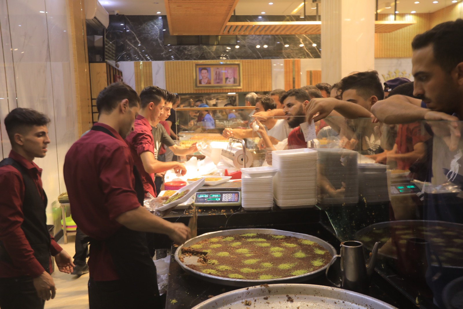 قضاء المواطنين في غزة الإجازة الأسبوعية على شاطئ البحـر