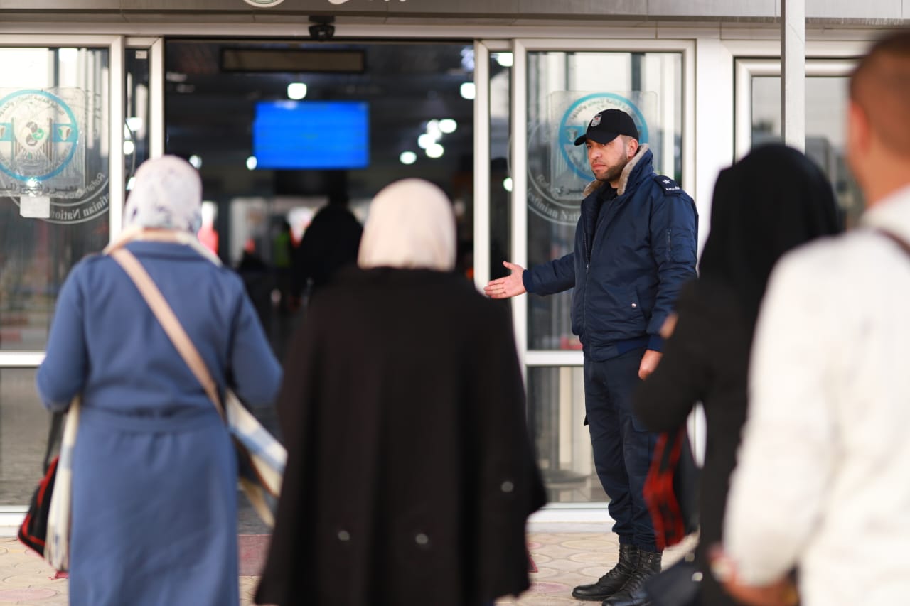 أطقم "المعابر" تُسهل مغادرة الفوج السابع من المعتمرين