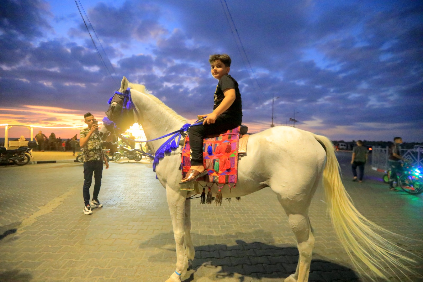 قضاء المواطنين في غزة الإجازة الأسبوعية على شاطئ البحـر