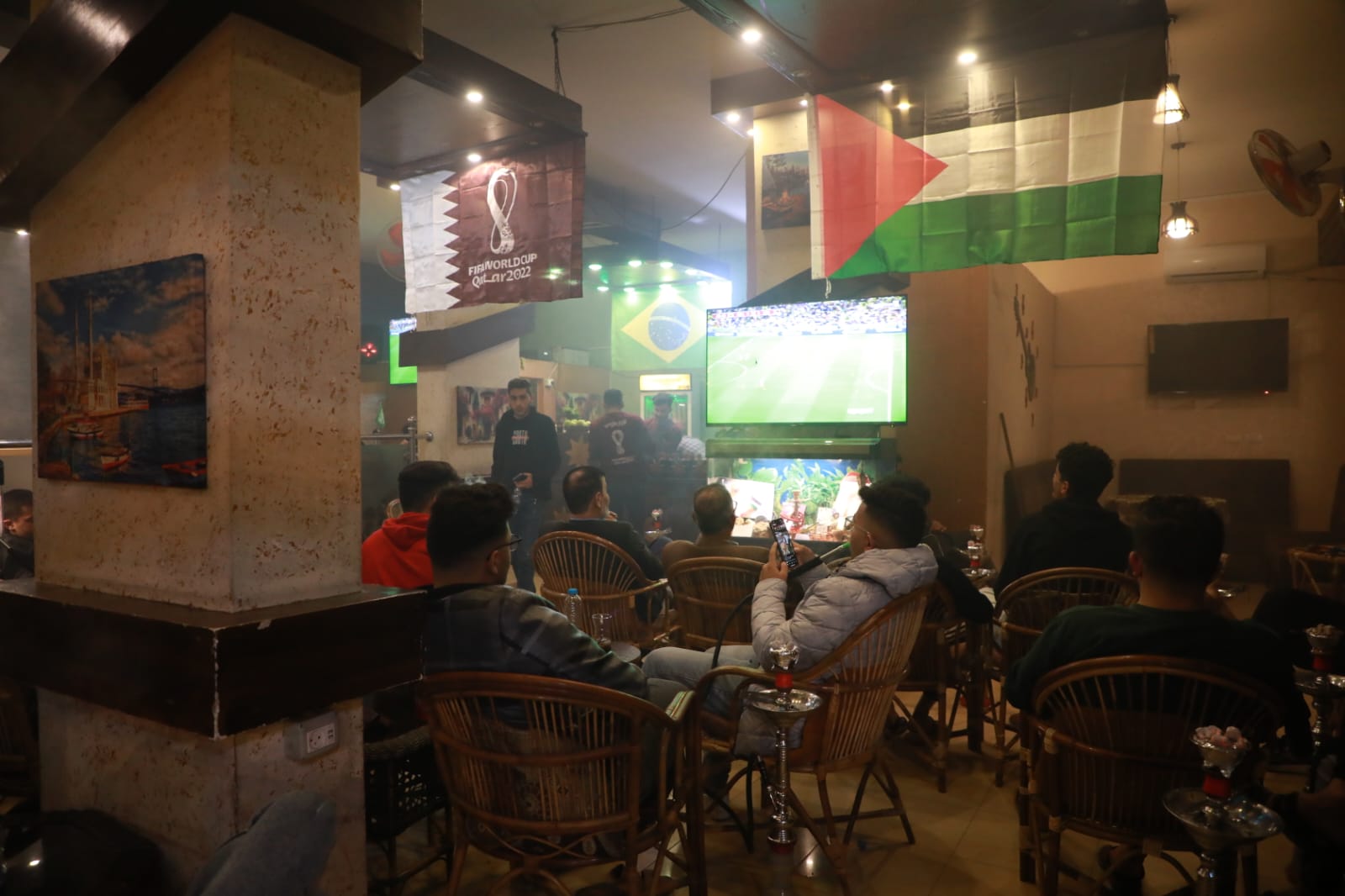 صور من تجمعات للمواطنين بغزة لمشاهدة مباريات كأس العالم