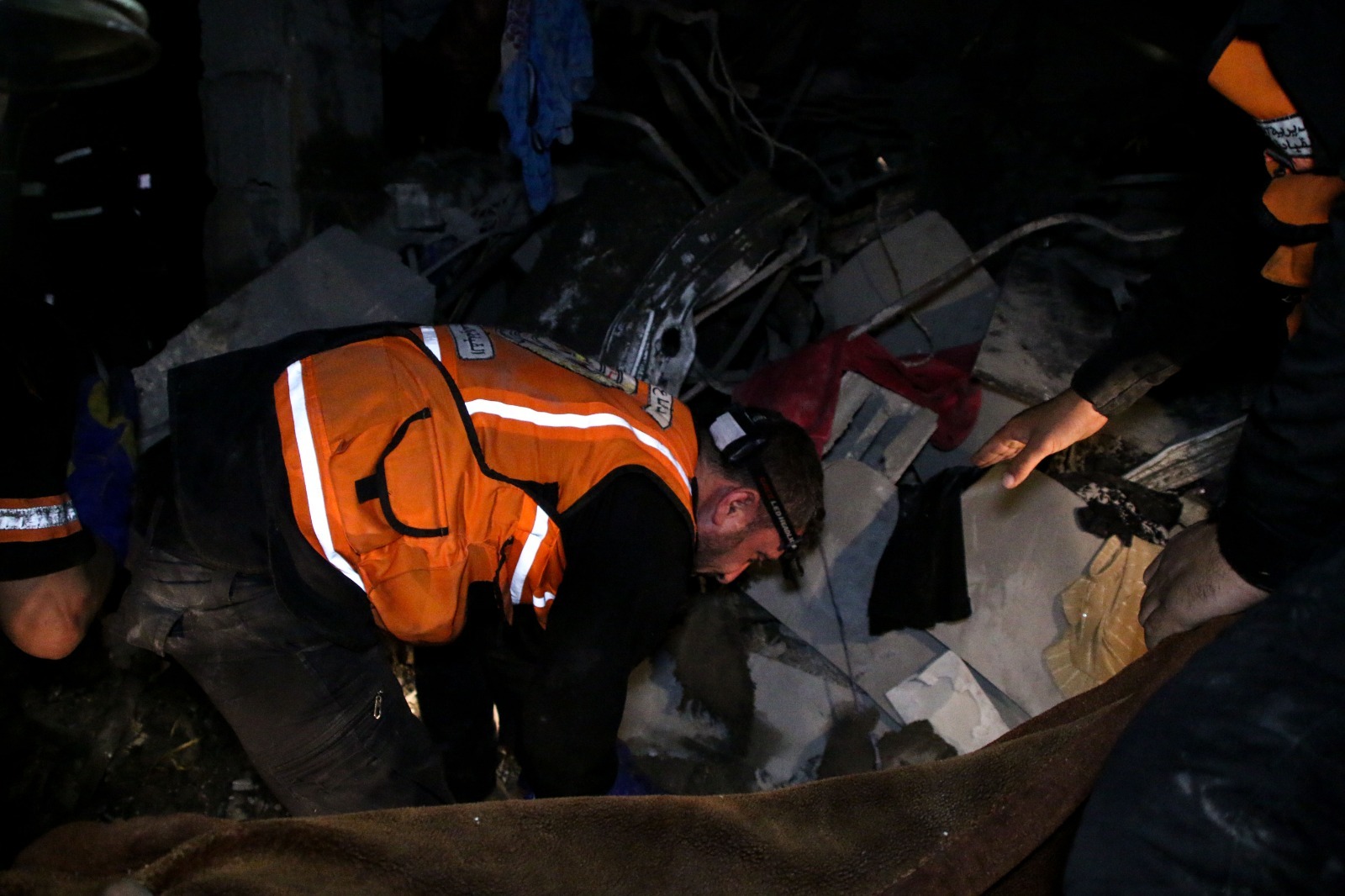 أطقم الدفاع المدني تتعامل مع آثار العدوان الإسرائيلي