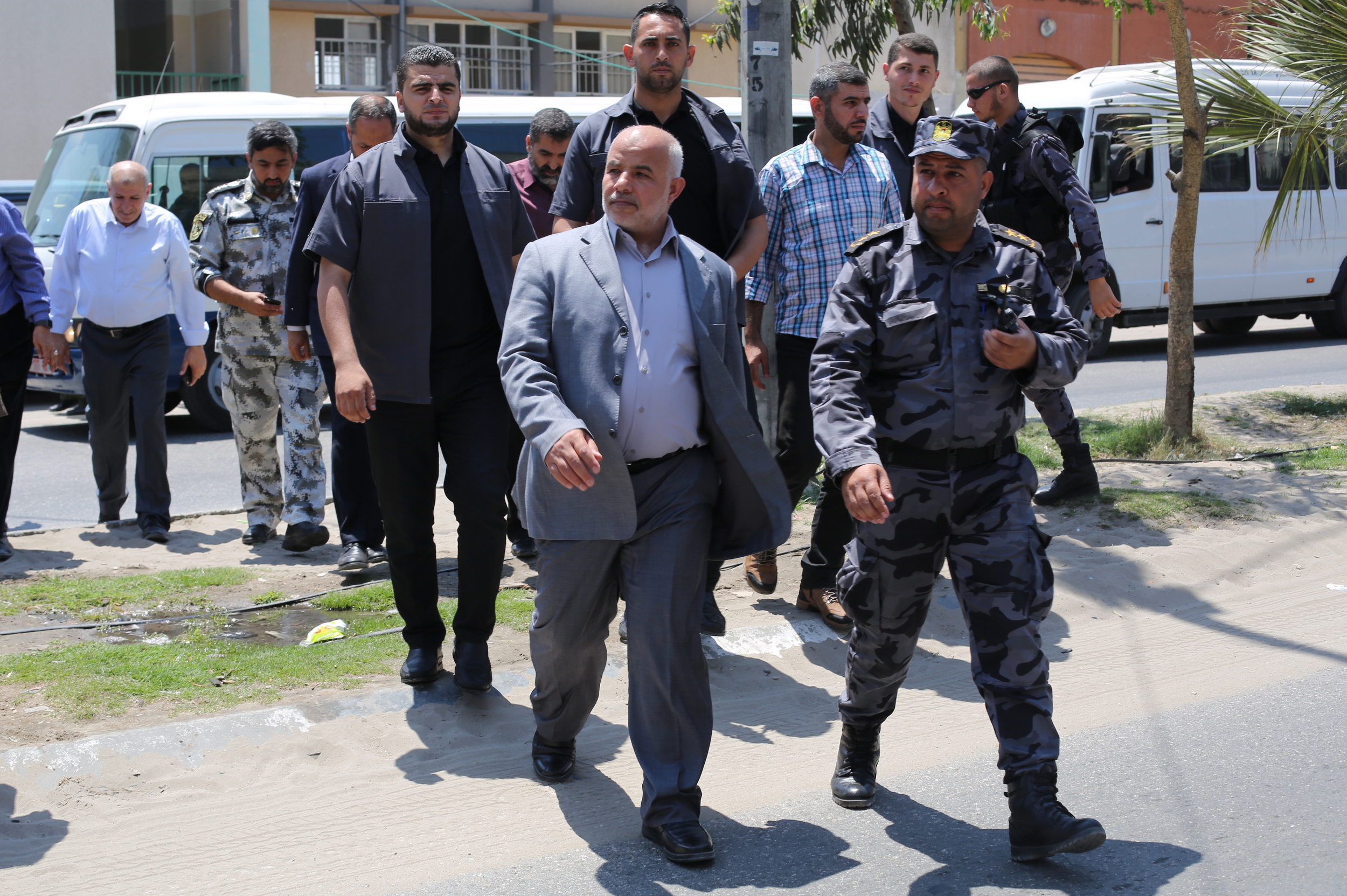 قيادة "الداخلية" تقدم واجب العزاء لذوي شهداء الوزارة في مسيرات العودة بذكرى النكبة