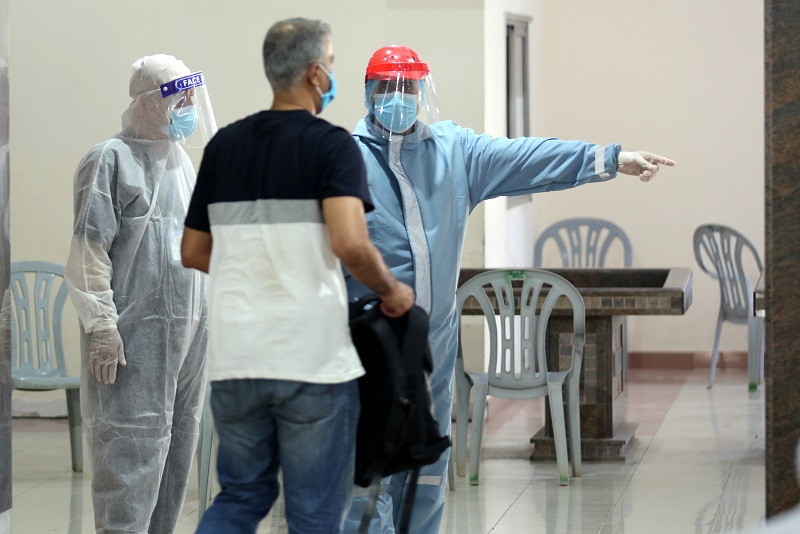 توافد المسافرين العائدين عبر معبر رفح في أول أيام فتحه استثنائياً