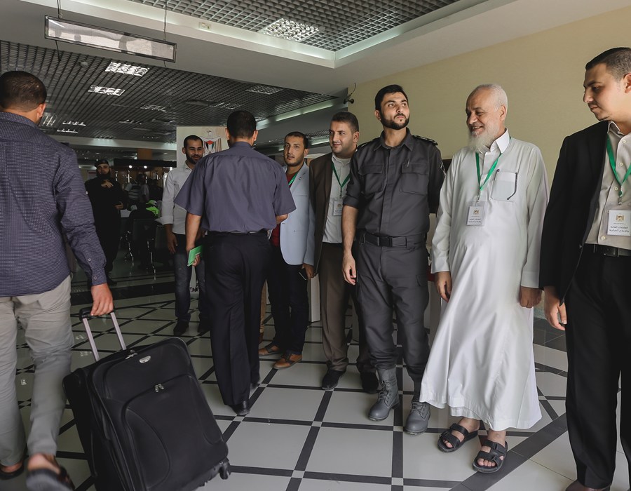 اللواء توفيق أبو نعيم يتفقد حركة المسافرين عبر معبر رفح البري 