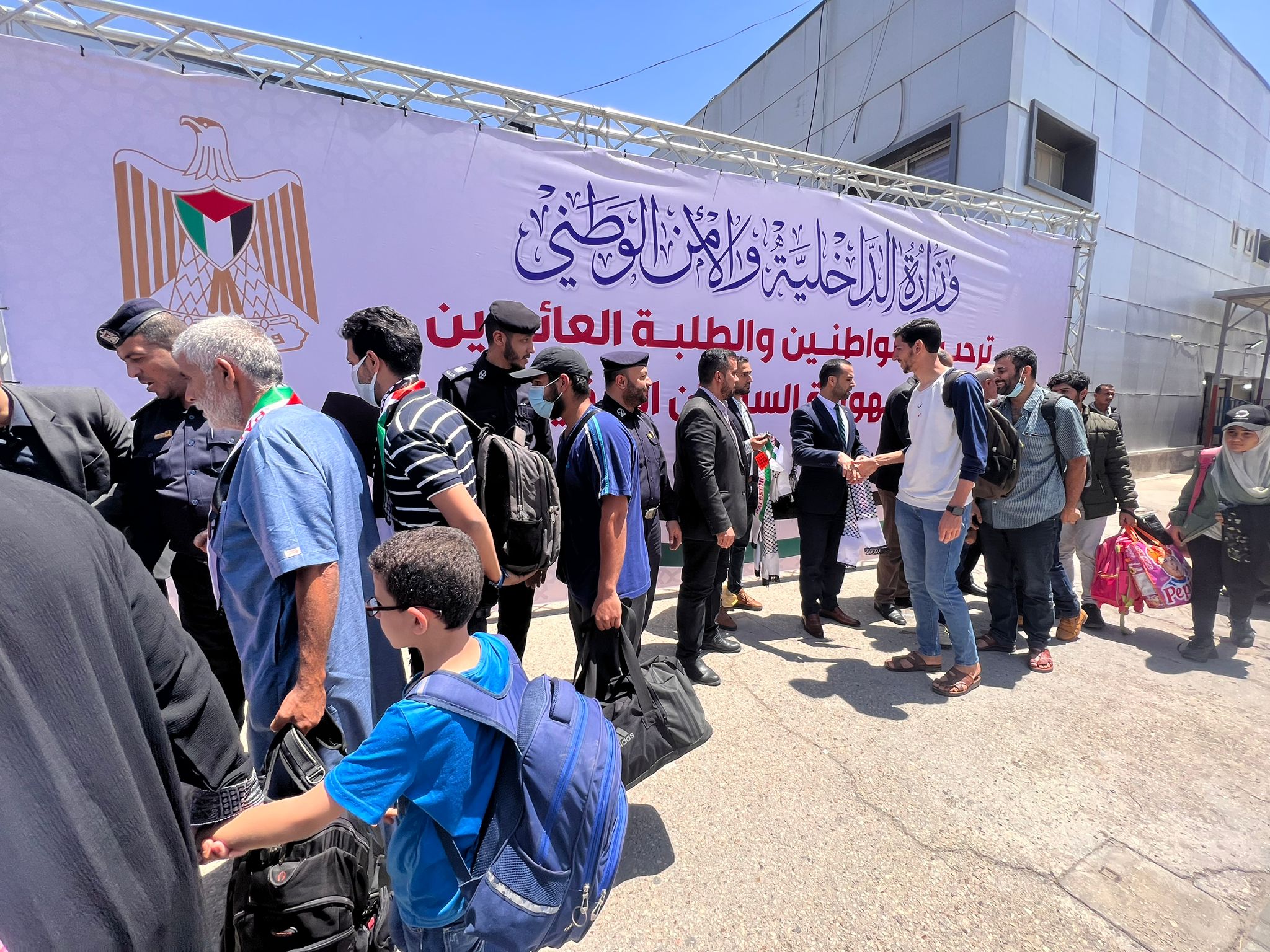 أطقم "المعابر" و" الداخلية" تسهل وصول الفوج الثاني من العائدين من السودان	