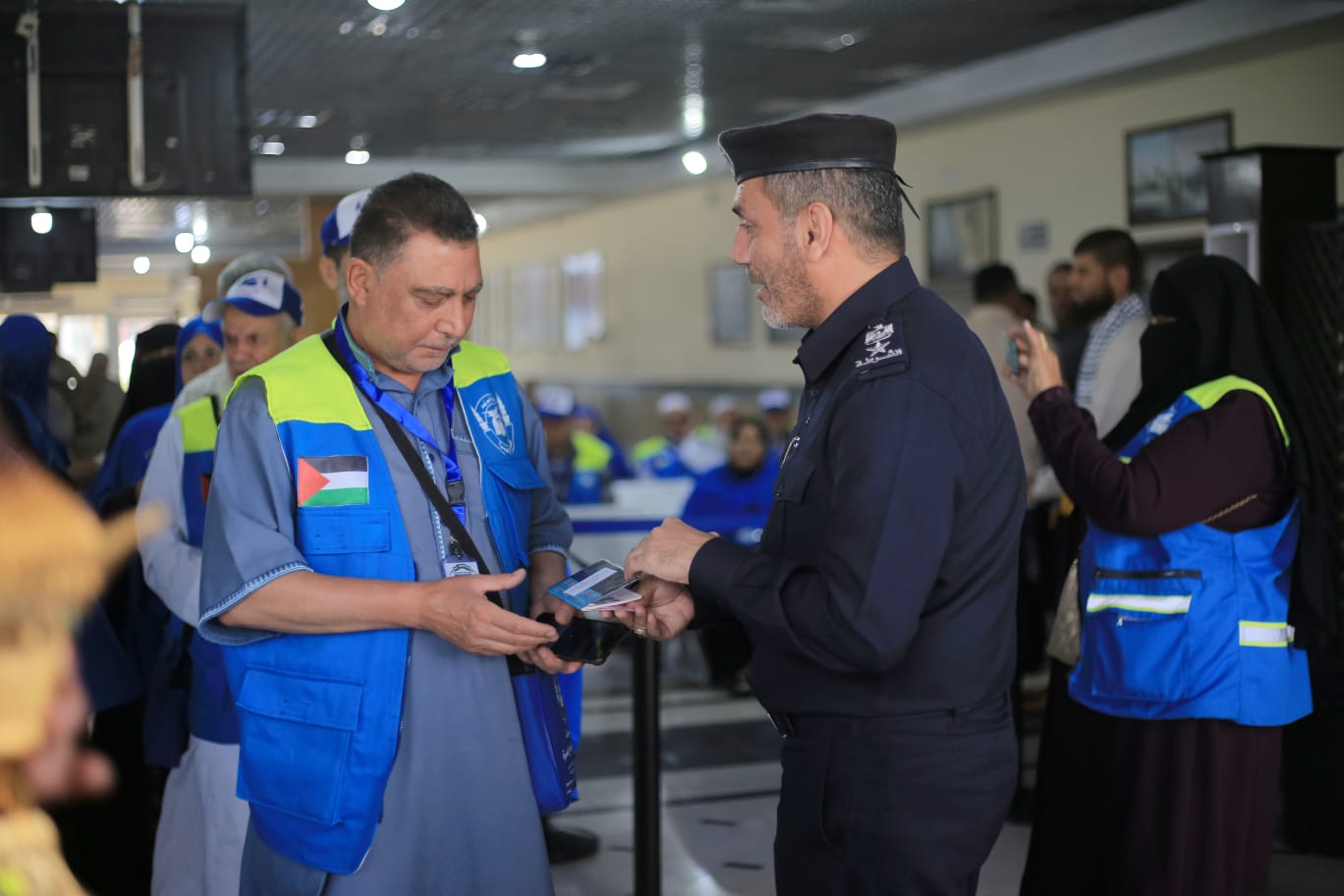 أطقم "المعابر" و"أجهزة الداخلية" تسهل مغادرة حجاج بيت الله عبر معبر رفح