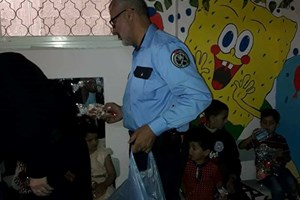 شرطة خان يونس تقدم هدايا رمزية لذوي الاحتياجات الخاصة