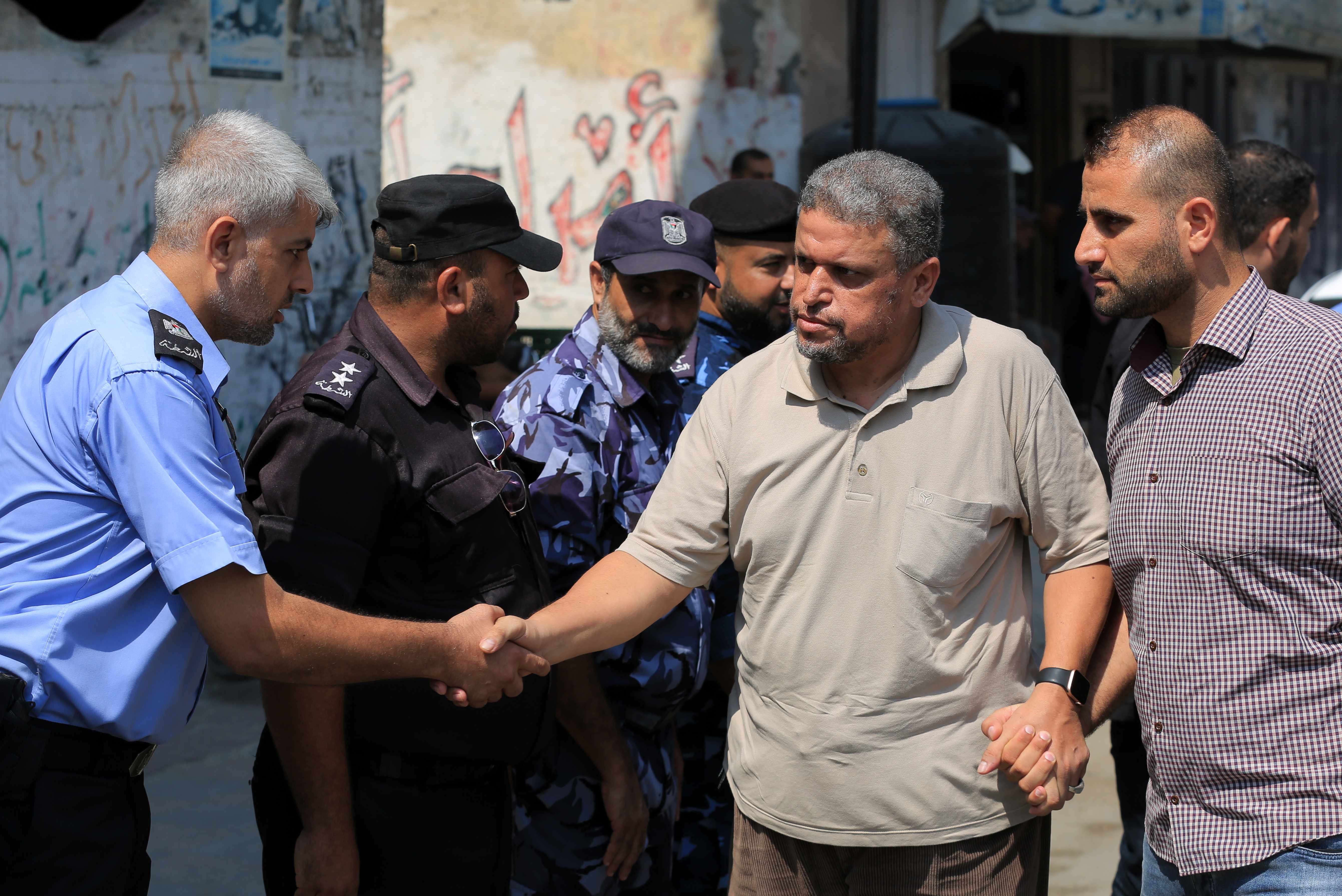 قيادة الداخلية تُقدم العزاء لذوي شهداء الواجب الثلاثة