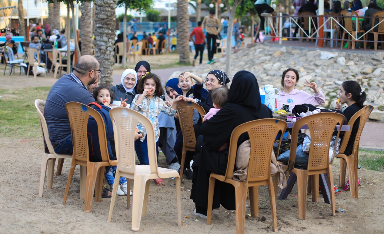أجواء قضاء المواطنين في غزة الإجازة الأسبوعية في عدد الأماكن الترفيهية مساء الجمعة