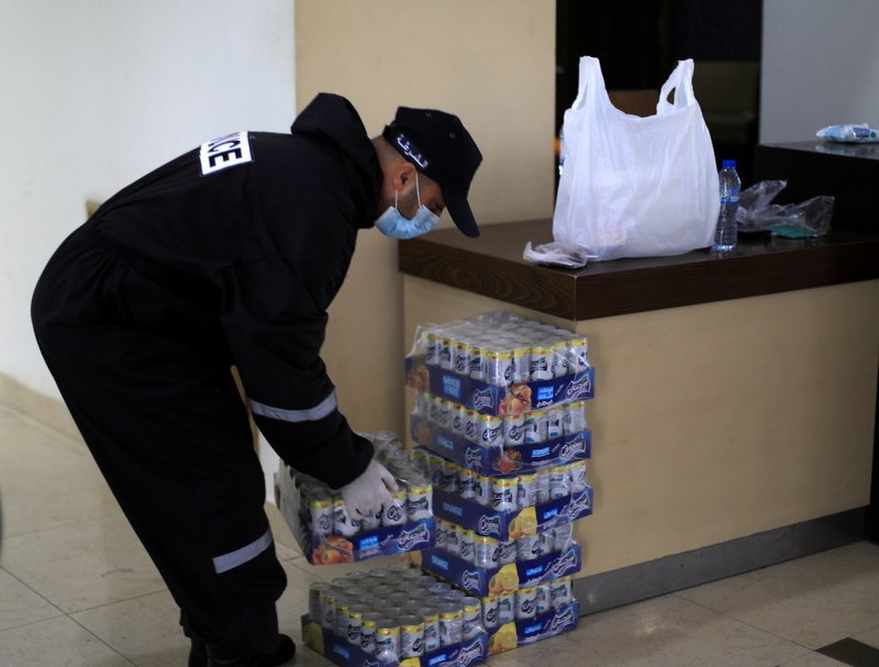 خدمة المستضافين بمراكز الحجر الصحي وتقديم الإفطار لهم في أول أيام شهر رمضان المبارك
