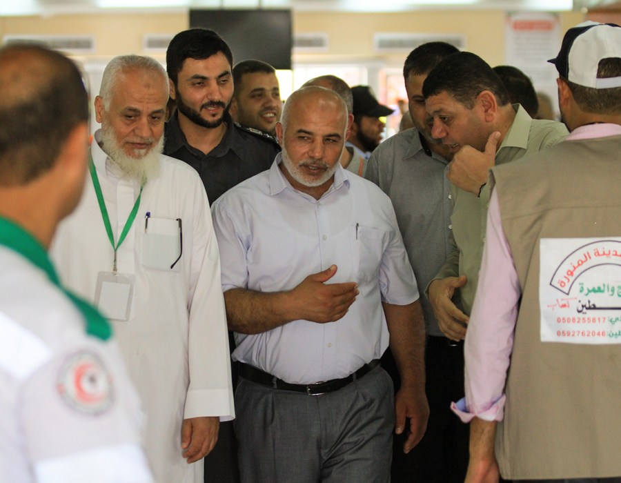 اللواء توفيق أبو نعيم يتفقد حركة المسافرين عبر معبر رفح البري 