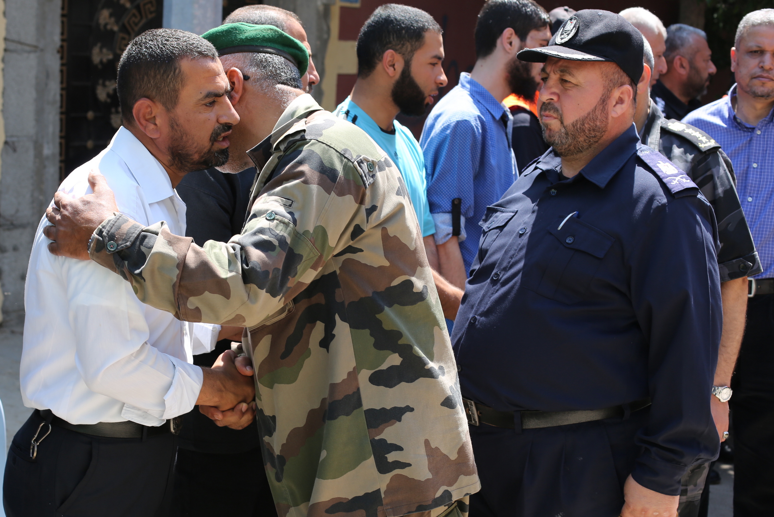 قيادة "الداخلية" تقدم واجب العزاء لذوي شهداء الوزارة في مسيرات العودة بذكرى النكبة