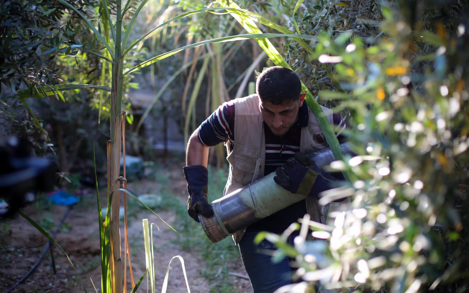 عمل فرق هندسة المتفجرات بالشرطة في تحييد خطر مخلفات الاحتلال