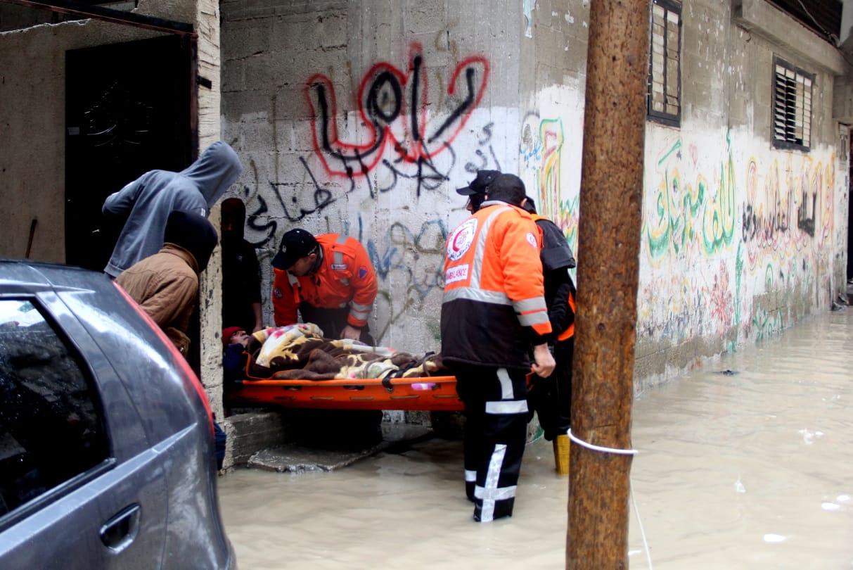 جهود أطقم الدفاع المدني خلال المنخفض الجوي 