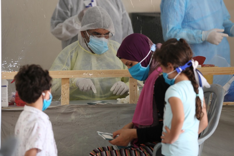 توافد المسافرين العائدين عبر معبر رفح في أول أيام فتحه استثنائياً