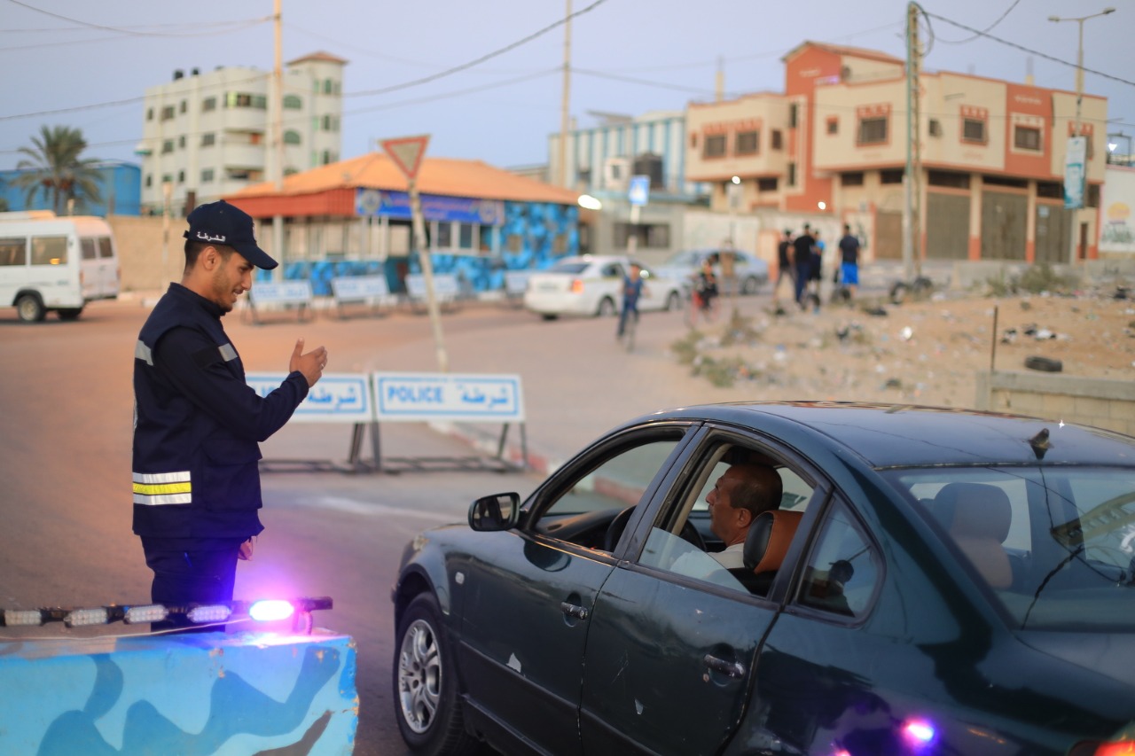 صور من استجمام المواطنين على شاطئ البحر خلال الإجازة الأسبوعية