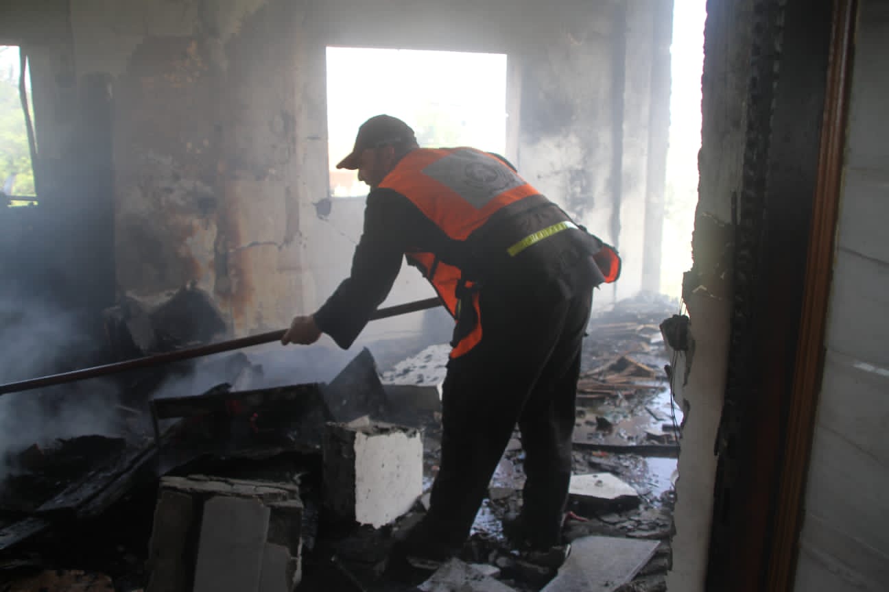 الدفاع المدني يُتابع آثار العدوان الإسرائيلي